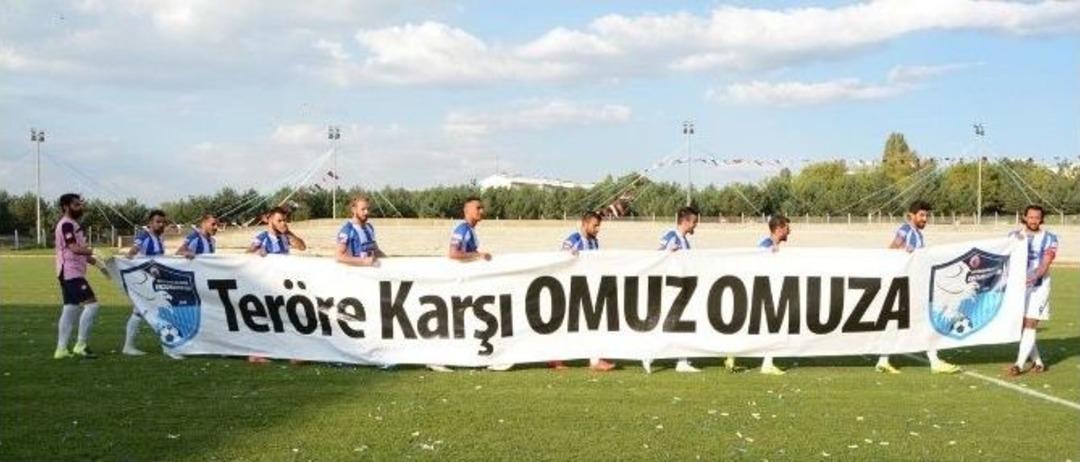 Erzurumsporlu Futbolcular Sahaya &rsquo;ter&ouml;re Karşı Omuza Omuza&rsquo; Pankartı İle &Ccedil;ıktı