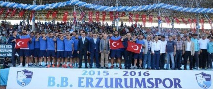 Erzurumsporlu Futbolcular Sahaya ’teröre Karşı Omuza Omuza’ Pankartı İle Çıktı G1