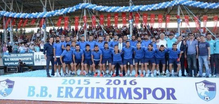 Erzurumsporlu Futbolcular Sahaya ’teröre Karşı Omuza Omuza’ Pankartı İle Çıktı G2