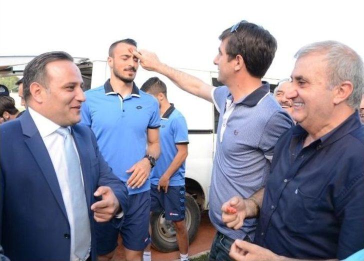 Erzurumsporlu Futbolcular Sahaya ’teröre Karşı Omuza Omuza’ Pankartı İle Çıktı G4