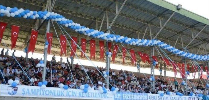 Erzurumsporlu Futbolcular Sahaya ’teröre Karşı Omuza Omuza’ Pankartı İle Çıktı G5