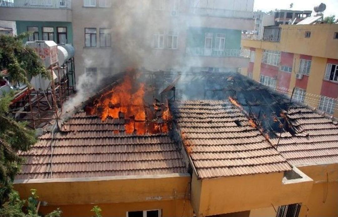 Adıyaman&rsquo;da Yanan &Ccedil;atı K&uuml;l Oldu
