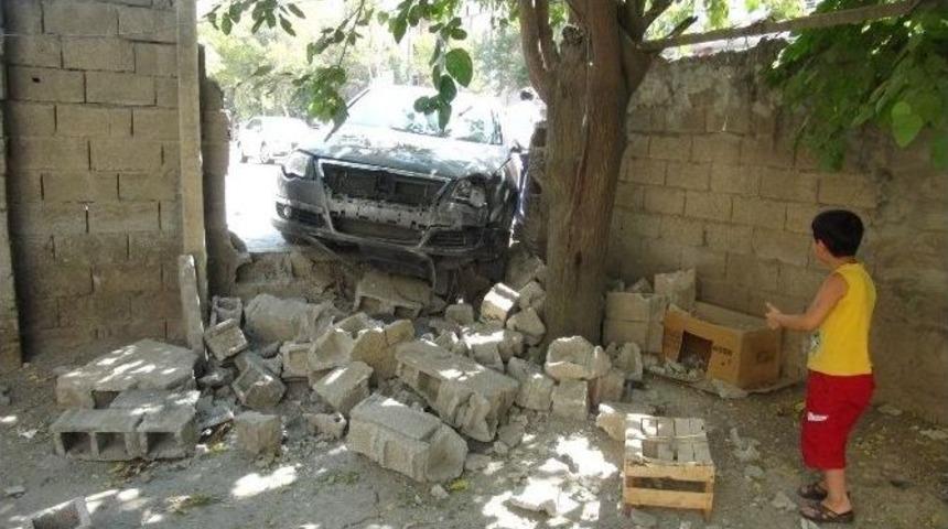 Otomobil Bahçeye Girdi: 2 Yaralı