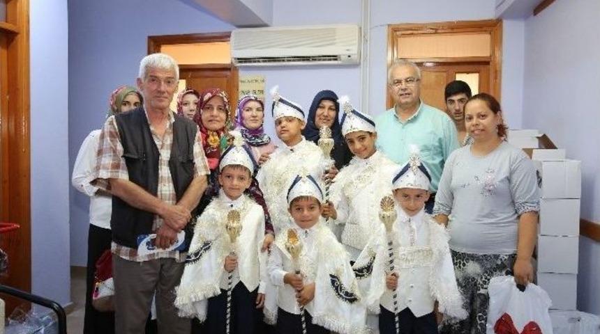 Adapazarı Belediyesi S&uuml;nnet Ş&ouml;leni İ&ccedil;in 70 &Ccedil;ocuğa S&uuml;nnet Kıyafeti Dağıttı