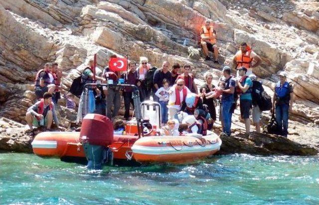 Botları Batan Kaçaklar Karaada'ya Sığındı