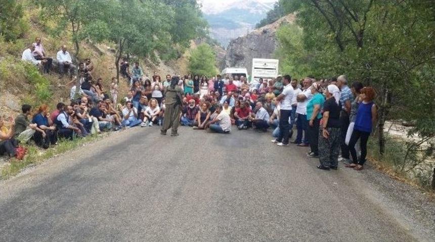 Pkk&rsquo;lılar Tunceli&rsquo;de Yol Kesip Propaganda Yaptı