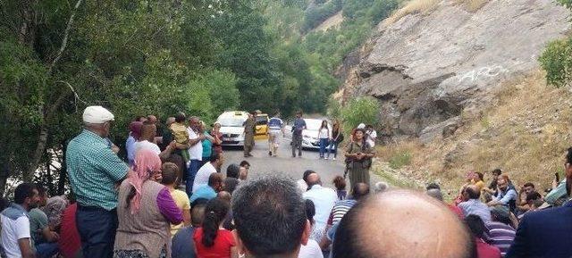 Pkk&rsquo;lılar Tunceli&rsquo;de Yol Kesip Propaganda Yaptı 1
