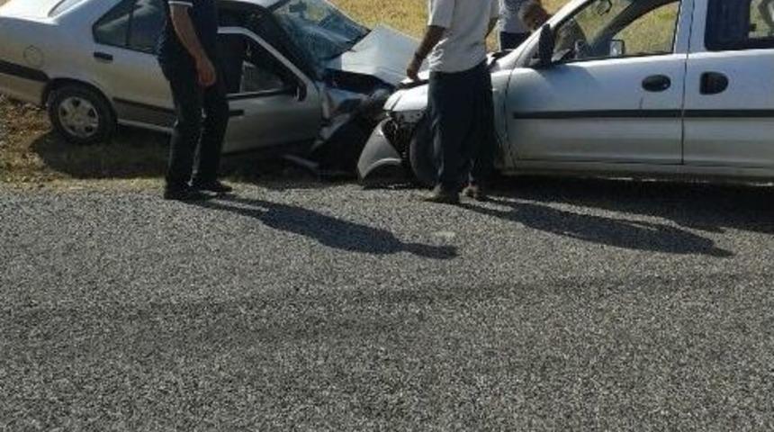 Otomobil İle Hafif Ticari Ara&ccedil; &Ccedil;arpıştı: 3 Yaralı