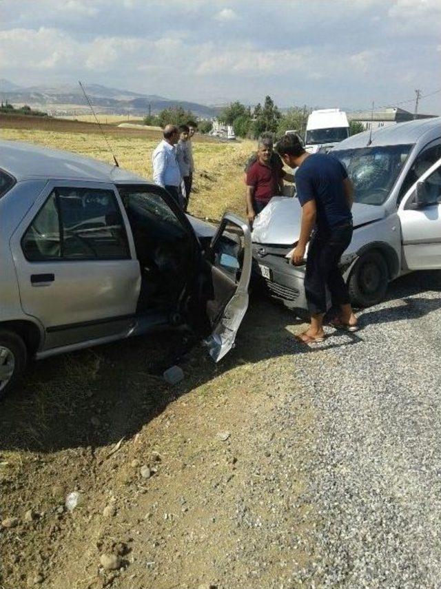 Otomobil İle Hafif Ticari Ara&ccedil; &Ccedil;arpıştı: 3 Yaralı 1