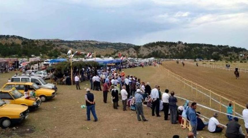 Taşk&ouml;pr&uuml;'de At Yarışı Heyecanı