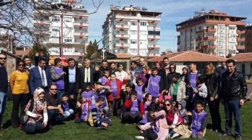 Otistik &Ccedil;ocuklara &rsquo;atlı Terapi&rsquo;