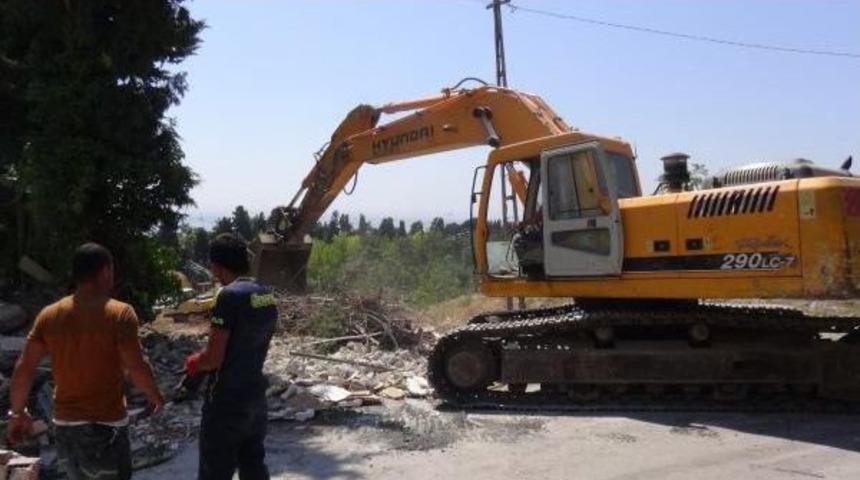 Sağlık Bakanı M&uuml;ezzinoğlu'nun Evi Yıkıldı