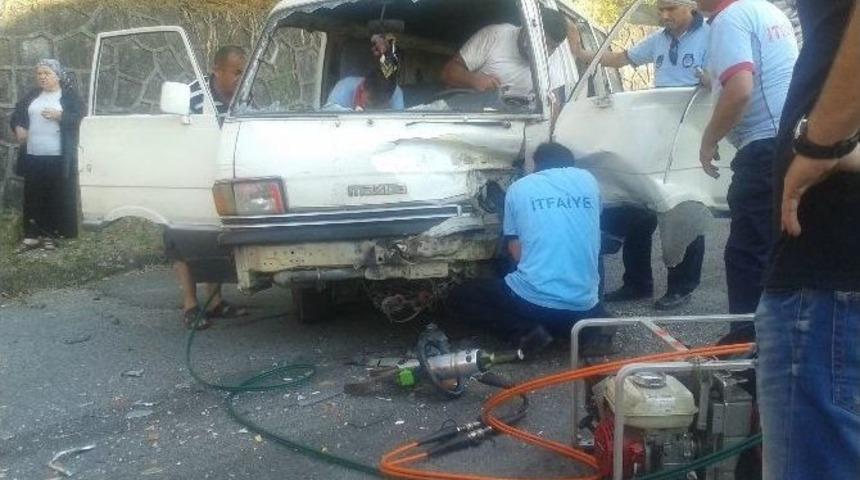 Sıkışan S&uuml;r&uuml;c&uuml;y&uuml; İtfaiye Ekipleri Kurtardı