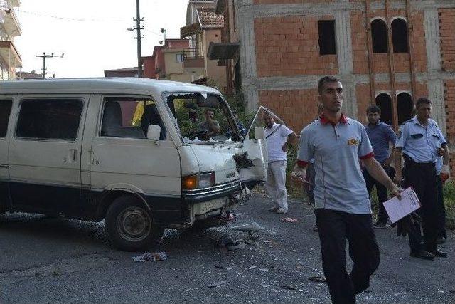 Sıkışan Sürücüyü İtfaiye Ekipleri Kurtardı