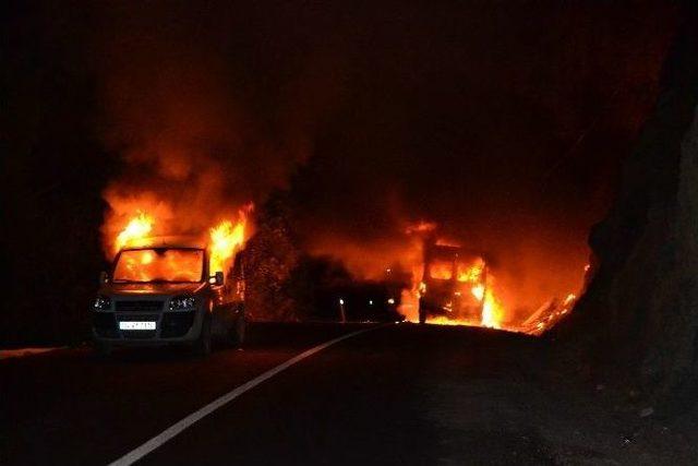 Tunceli’de Yol Kesen Pkk’lılar Araç Yaktı