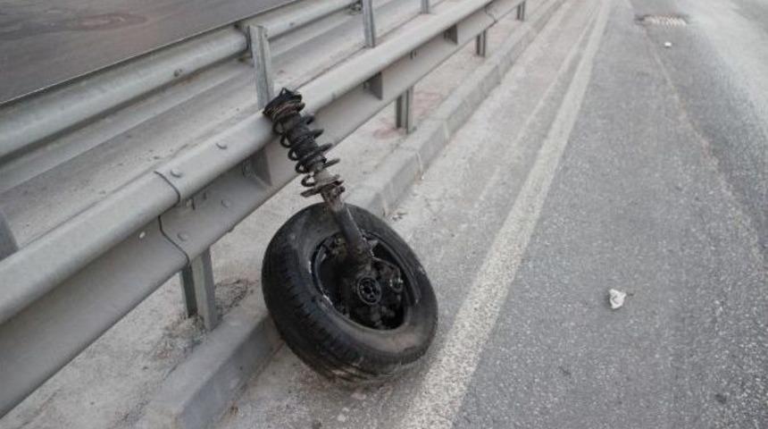 Bariyerlere &Ccedil;arpan Aracın Lastiği Karşı Şeride Savruldu