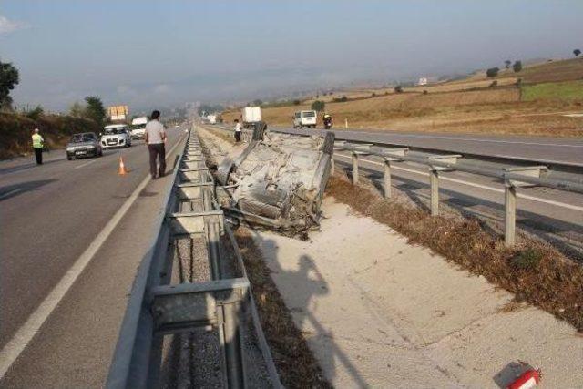 Otomobil Su Tahliye Kanalına Uçtu; 5 Yaralı