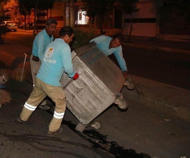 Göstericiler Tarafından Tahrip Edilen Cadde Temizlendi