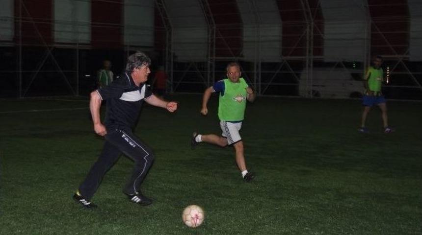 Kaymakam Tanrıkulu, Kurum Amirleri İle Birlikte Halı Sahada Ter Atıyor