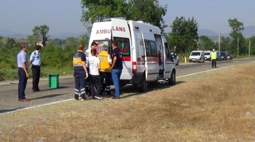 Takla Atan Otomobilde Can Pazarı: 1 &Ouml;l&uuml;, 3 Yaralı