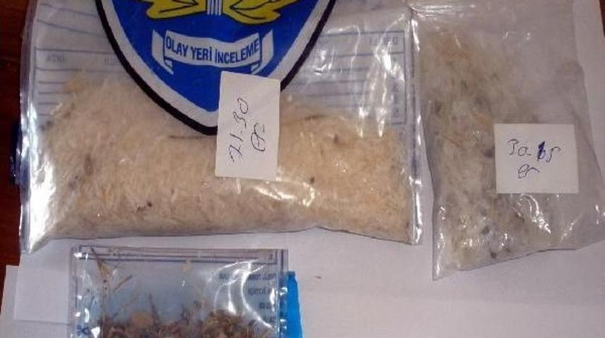 Polisten Ka&ccedil;arken Uyuşturucuları Ara&ccedil;tan Atan 2 Kişi Tutuklandı