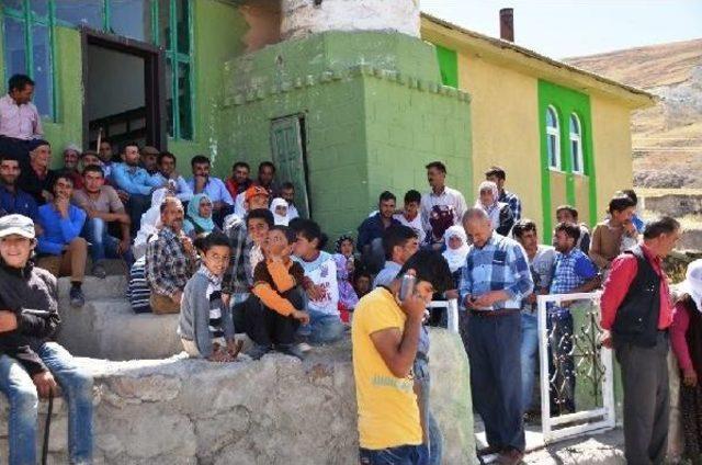 Evleri Hasar G&ouml;rd&uuml;, Camide Kalıyorlar 1