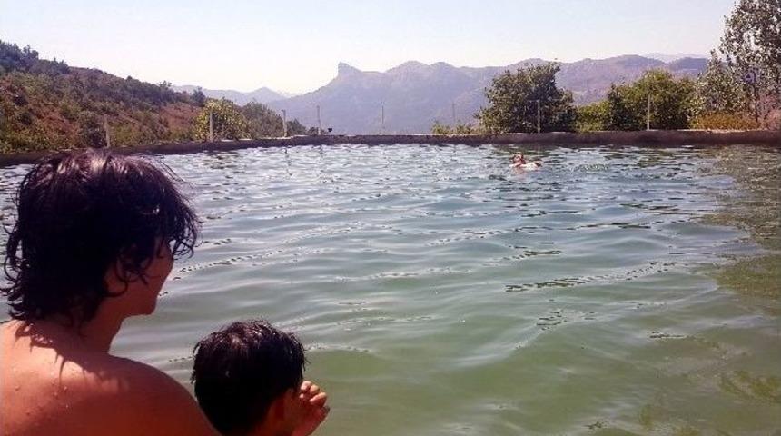K&ouml;ylerde Serinlemek İsteyenler Sulama Havuzlarına Akın Ediyor