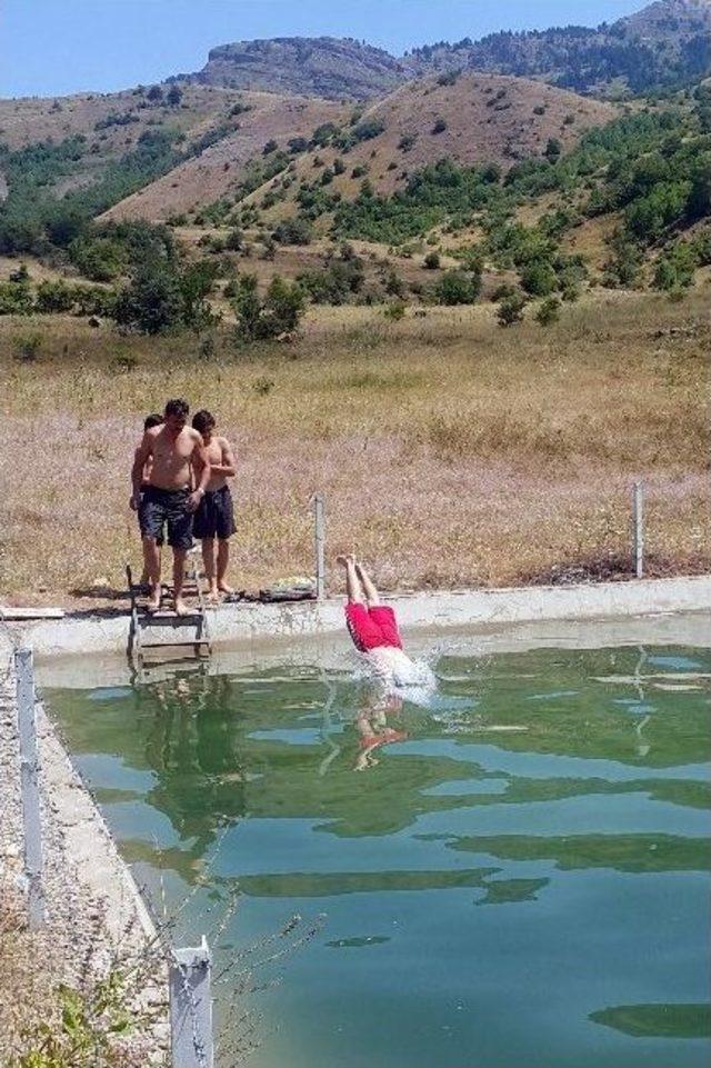 Köylerde Serinlemek İsteyenler Sulama Havuzlarına Akın Ediyor