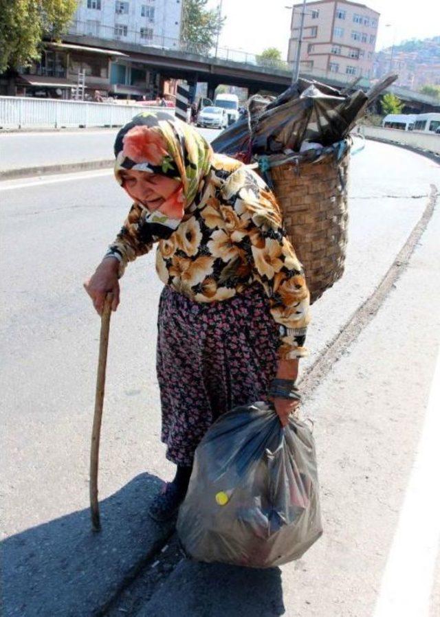 76 Yaşında Sırtında Küfe Ile Ekmeğini Kazanıyor