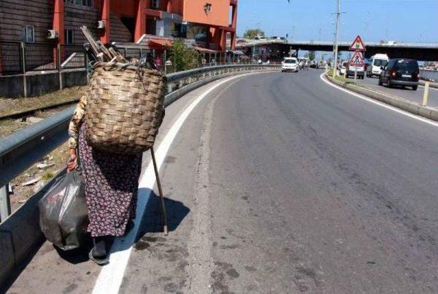 76 Yaşında Sırtında Küfe Ile Ekmeğini Kazanıyor