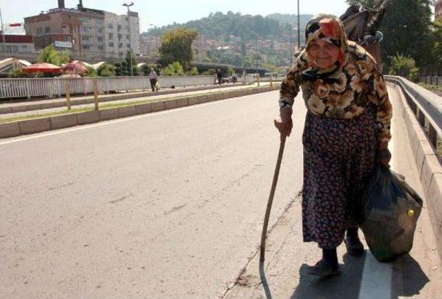 76 Yaşında Sırtında Küfe Ile Ekmeğini Kazanıyor