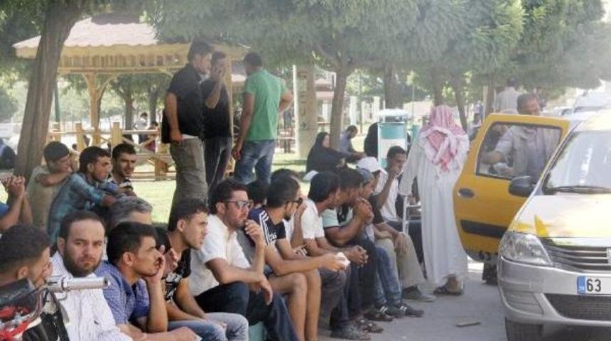 Suriyeliler Kimlik Kartı Kuyruğuna Girdi