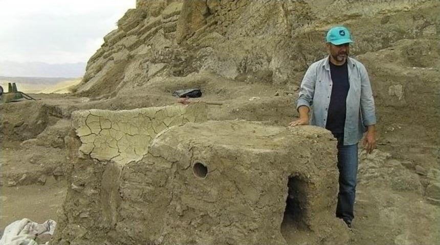 Hoşap Kalesi&rsquo;nde 300 Yıllık Ş&ouml;mine G&uuml;n Y&uuml;z&uuml;ne &Ccedil;ıkartıldı