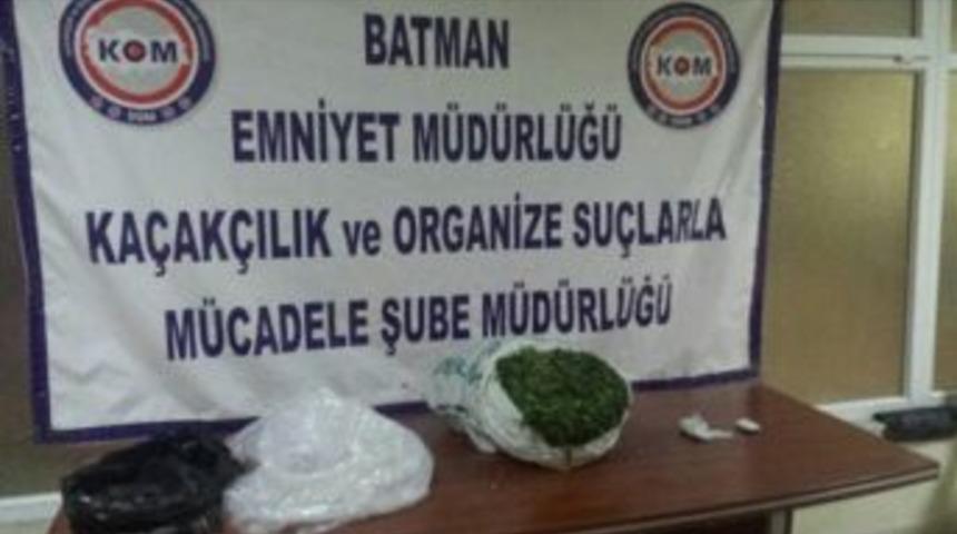 Motosikletle Uyuşturucu Taşıyan İki Kişi Tutuklandı