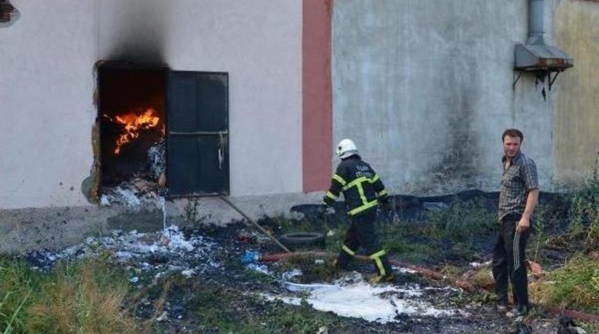 Uşak'ta Elyaf Fabrikasında Korkutan Yangın