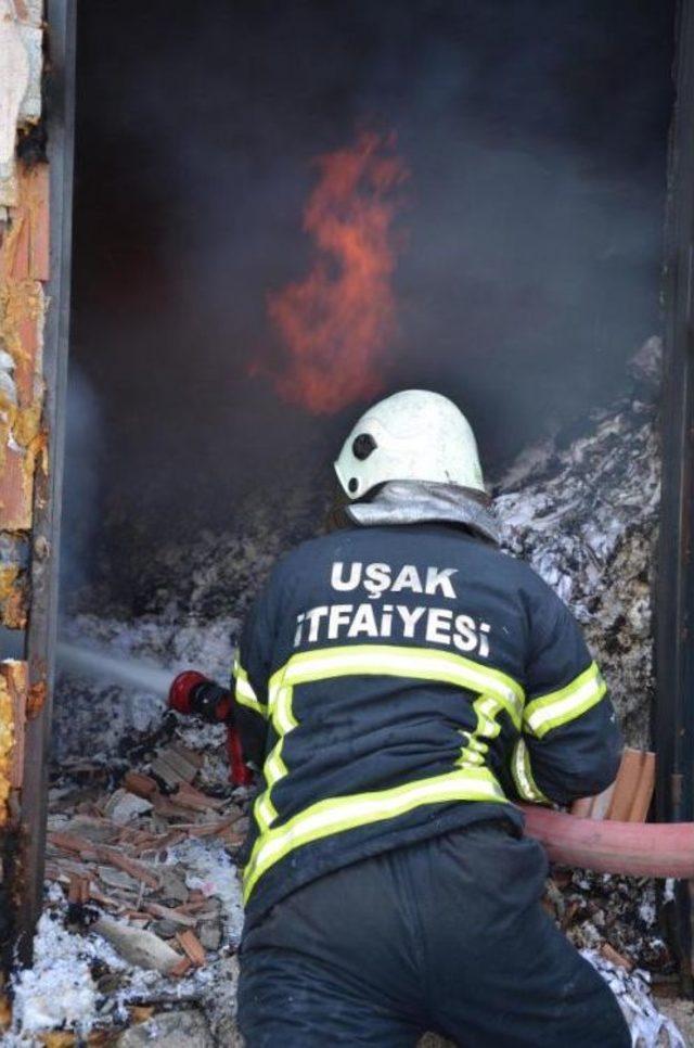 Uşak'ta Elyaf Fabrikasında Korkutan Yangın