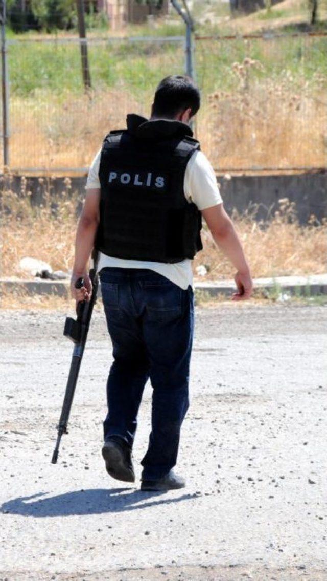 Sokağa &Ccedil;ıkma Yasağı Olan Silvan da &Ccedil;atışma; 1 &Ouml;l&uuml;, 1 Yaralı (2) 2