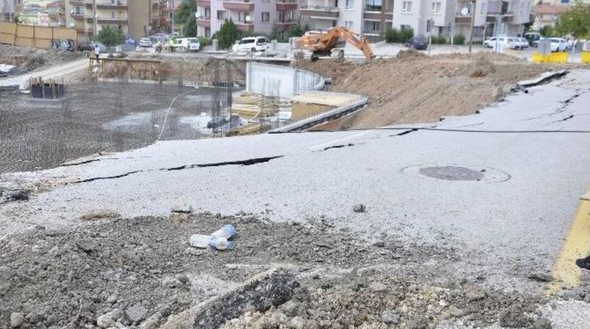 G&ouml;lbaşı&rsquo;nda İnşaat &Ccedil;alışmaları Sırasında Yol &Ccedil;&ouml;kt&uuml;