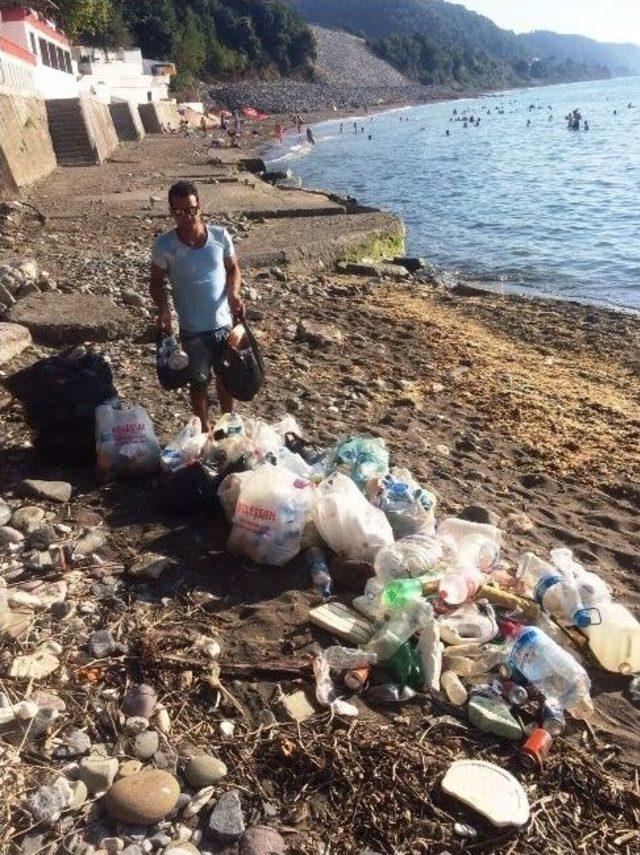 Plaj Görevlileri Ve Vatandaşlar Sahilde Temizlik Yaptı