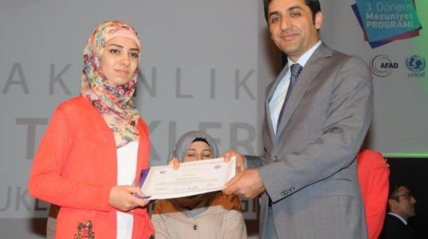 552 Suriyeli &Ouml;ğrenciye Sertifika Verildi