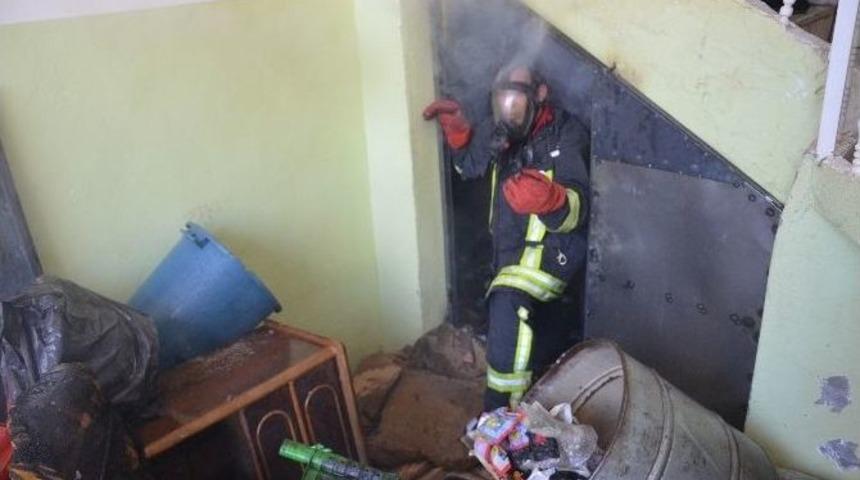 Apartmanda &Ccedil;ıkan Yangın Korkuttu