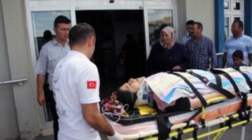 Koyulhisar&rsquo;da Trafik Kazası 1 &Ouml;l&uuml;, 3 Yaralı