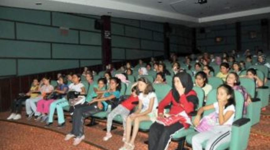 Başkan Akkaya&rsquo;dan Komek &Ouml;ğrencilerine Sinema Hediyesi