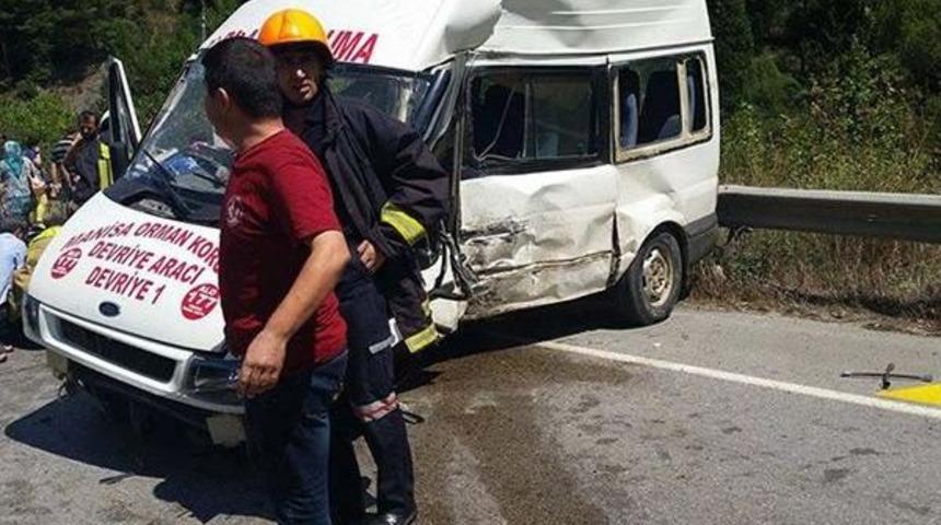 Yolcu Otob&uuml;s&uuml;, Orman Denetlemenin Minib&uuml;s&uuml;ne &Ccedil;arptı: 1 &Ouml;l&uuml;, 1 Yaralı