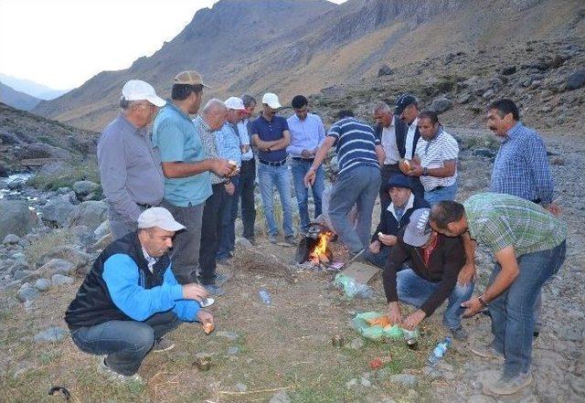 Yüksekova’da ‘canlı Kalkan’ Eylemi