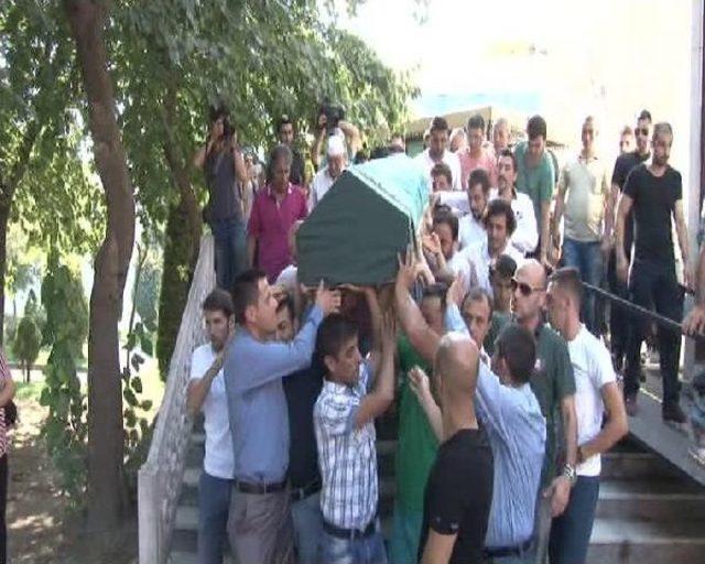 Emniyet M&uuml;d&uuml;r Yardımcısı nın Vurduğu S&uuml;l&uuml;şoğlu nun Cenazesi Toprağa Verildi 1