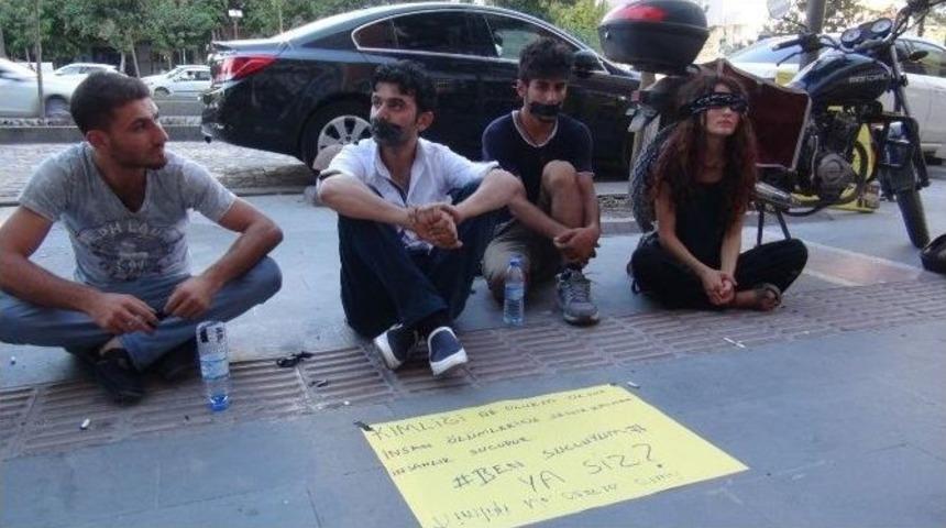 Ağızlarını Bantlayan 3 Gen&ccedil; Oturma Eylemi Başlattı