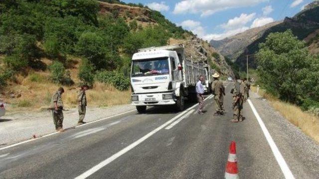 Pkk'lılar Tunceli'de Erzincan Ve Ovacık Karayollarını Kesti