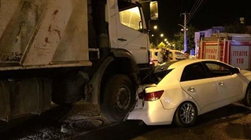 Freni Boşalan Kamyonun &Ccedil;arptığı Otomobilin S&uuml;r&uuml;c&uuml;s&uuml; Yaralandı