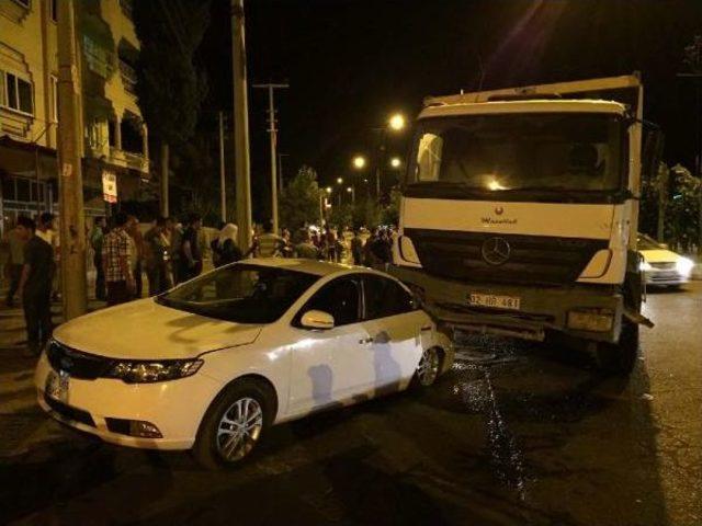 Freni Boşalan Kamyonun Çarptığı Otomobilin Sürücüsü Yaralandı 2